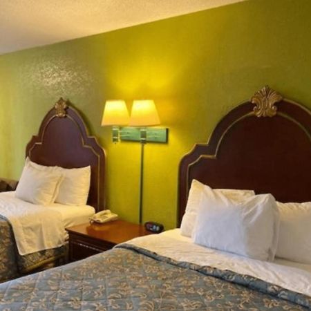 Travelodge By Wyndham Sellersburg Екстер'єр фото