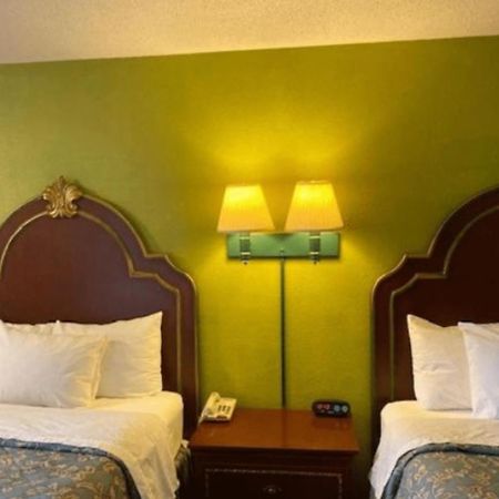 Travelodge By Wyndham Sellersburg Екстер'єр фото