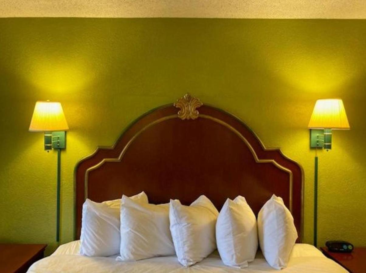 Travelodge By Wyndham Sellersburg Екстер'єр фото