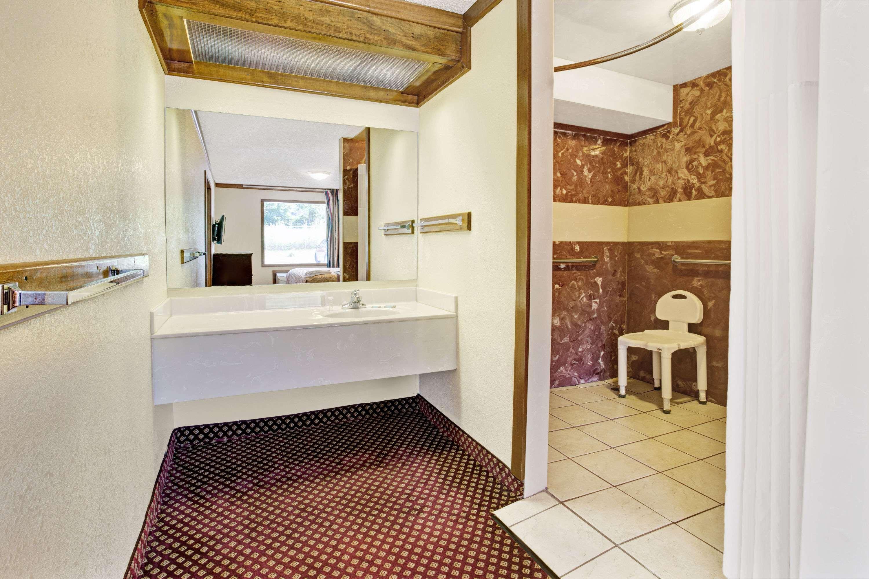 Travelodge By Wyndham Sellersburg Екстер'єр фото