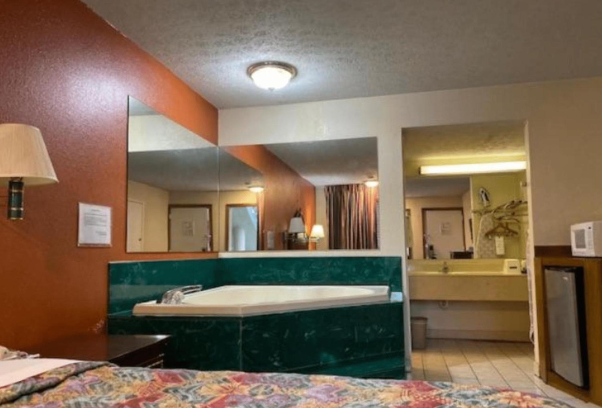 Travelodge By Wyndham Sellersburg Екстер'єр фото